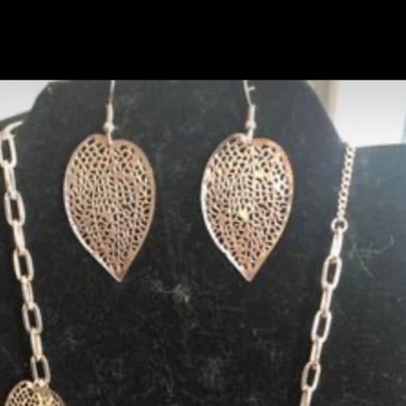 NEw costume jewerly set leaf necklace with matching earrings - Picture 2 of 2